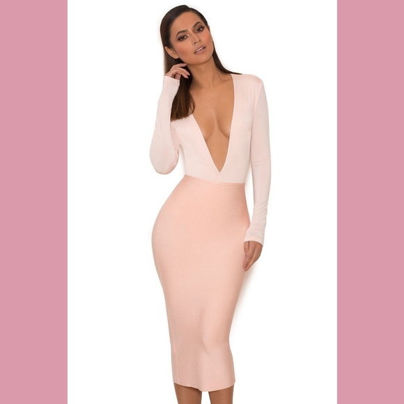 Blanc Tops - 💕Pink Deep V Bodysuit💕